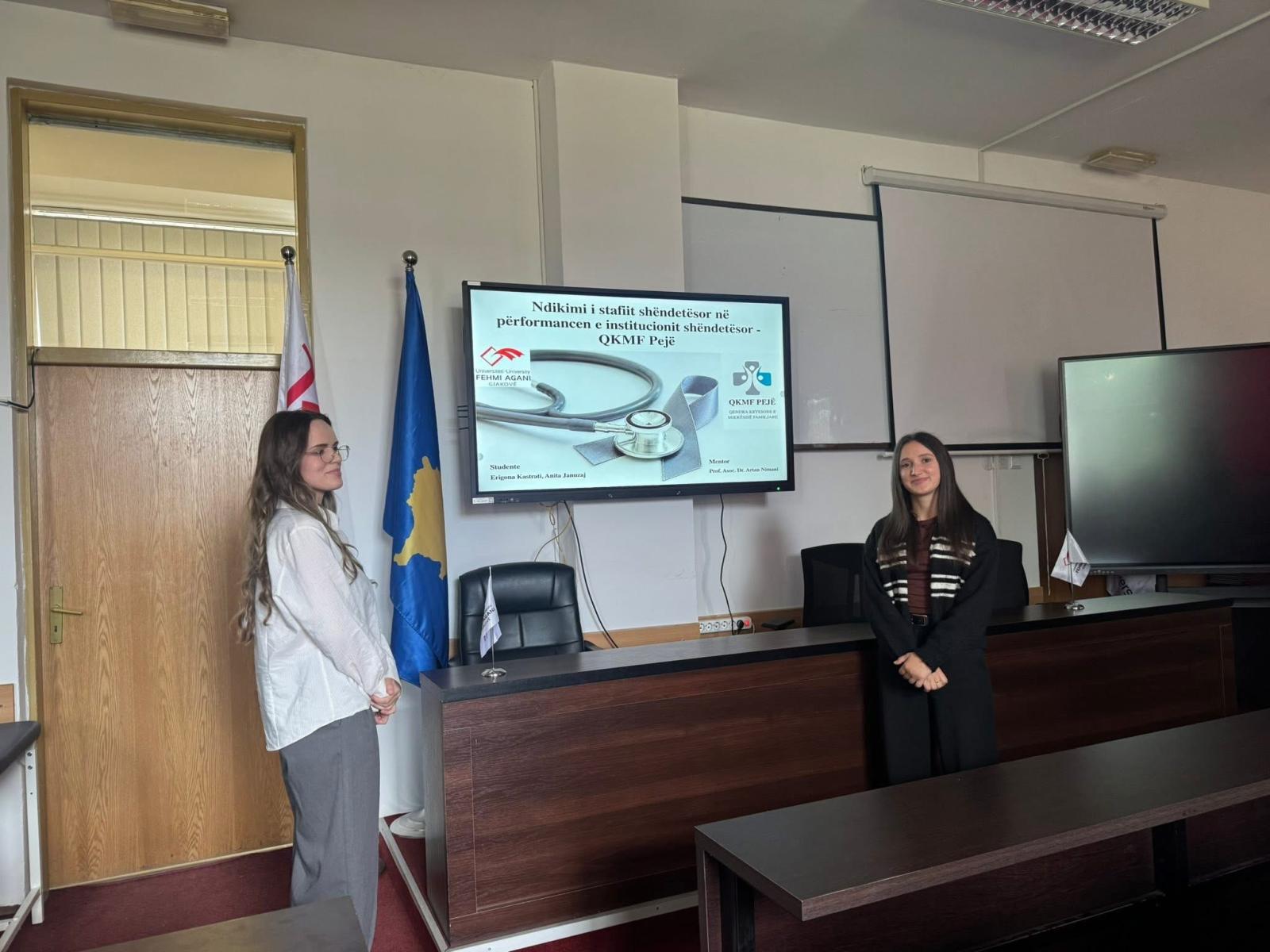 Studentet e programit Menaxhim Shendetesor, prezentojne hulumtimet e tyre shkencore